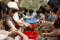 2018年家和盛物业组织员工包粽子比赛